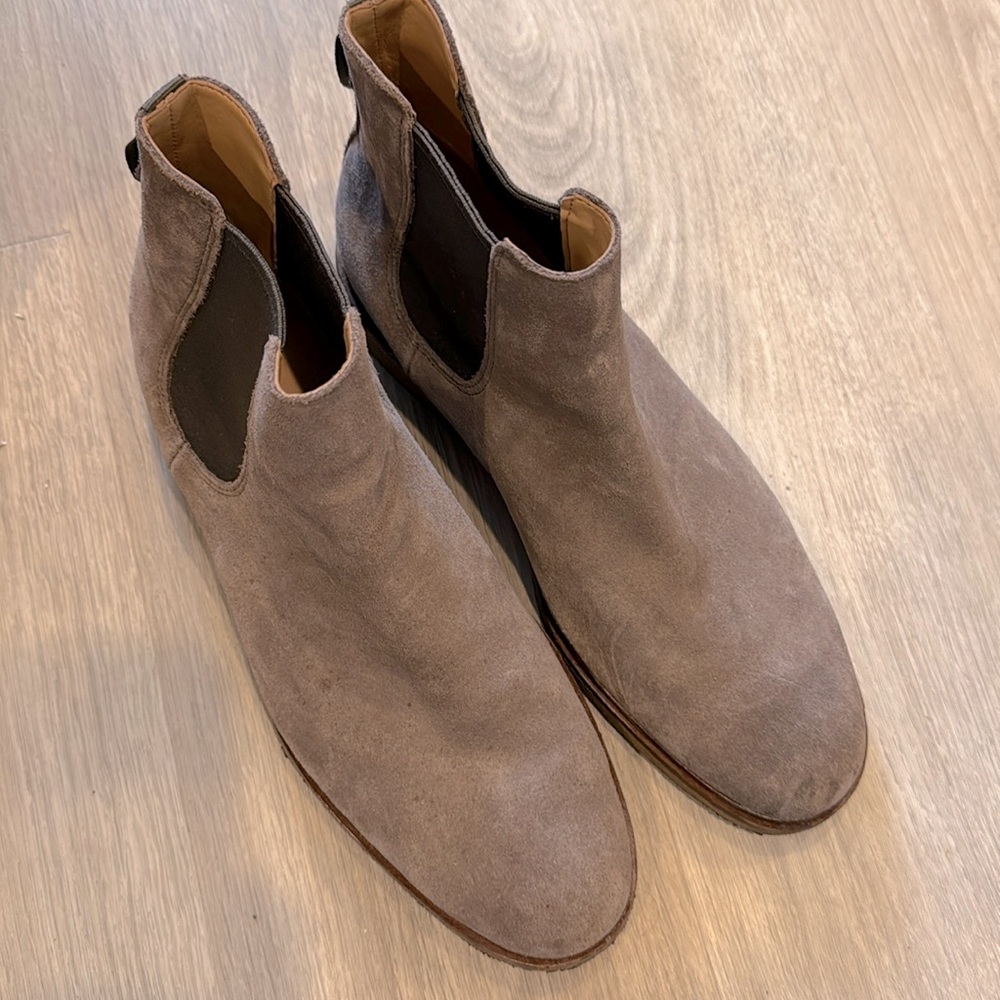 Clark’s Men’s Size 10 Gray Suede Chelsea Boot